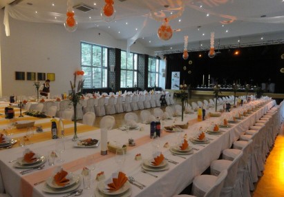 Poroka v restavraciji Pan Kidričevo, 175 gostov, U postavitev, oranžna dekoracija z baloni