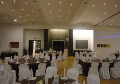 Poroka v restavraciji Pan Kidričevo, 140 gostov, postavitev z okroglimi mizami, rjava dekoracija 