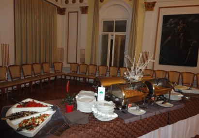 2012 April, catering v konzervatoriju za glasbo in balet Maribor, 140 gostov --- topli bife