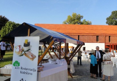 2011 September, catering v Ormožu ob otvoritvi prenove pokrajinskega muzeja, 700 gostov --- topli bife