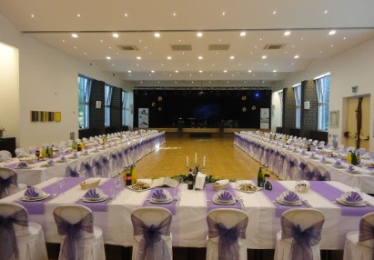 Poroka v restavraciji Pan Kidričevo, 138 gostov, U postavitev, vijolična dekoracija 