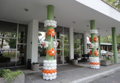 Poroka v restavraciji Pan Kidričevo, dekoracija stebrov pred sprejemno stekleno avlo
